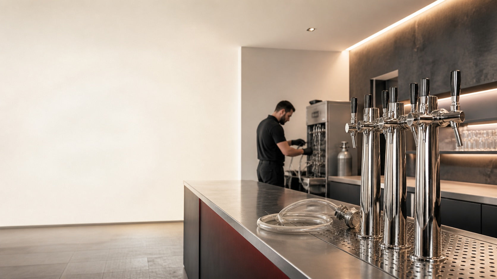 Moderne Schankanlage mit Techniker im Hintergrund